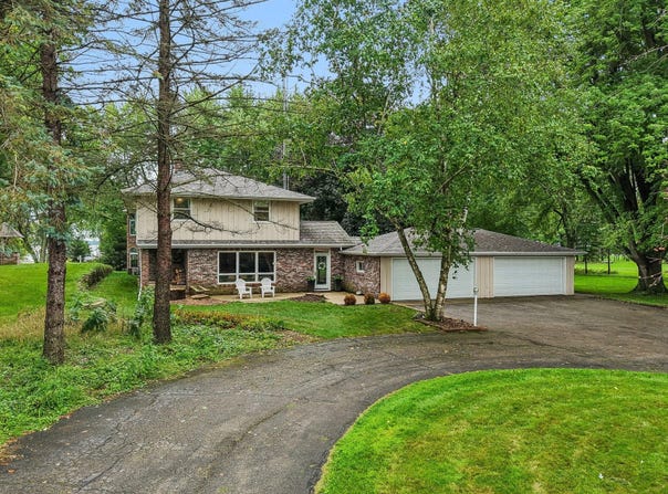 121 Saeger Ave, Oconomowoc, WI 53066