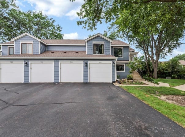 912 MANCHESTER Circle, Schaumburg, IL 60193