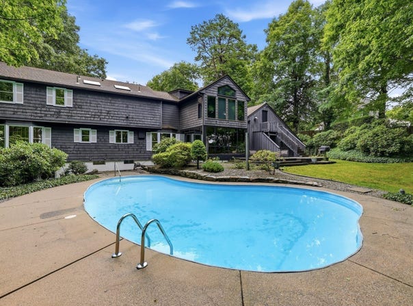 3 Hilltop Dr, Wilbraham, MA 01095