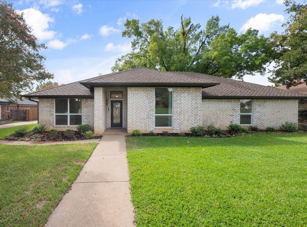 309 Quail Crest Drive, Bedford, TX 76021
