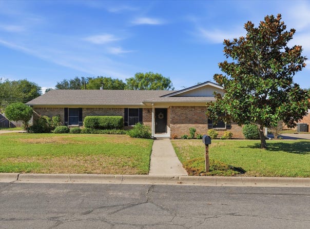 213 Travis Lane, Hewitt, TX 76643