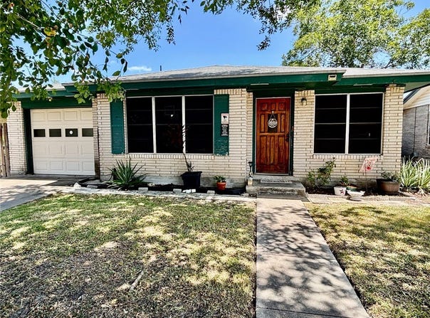 1013 Laredo Street, Sinton, TX 78387