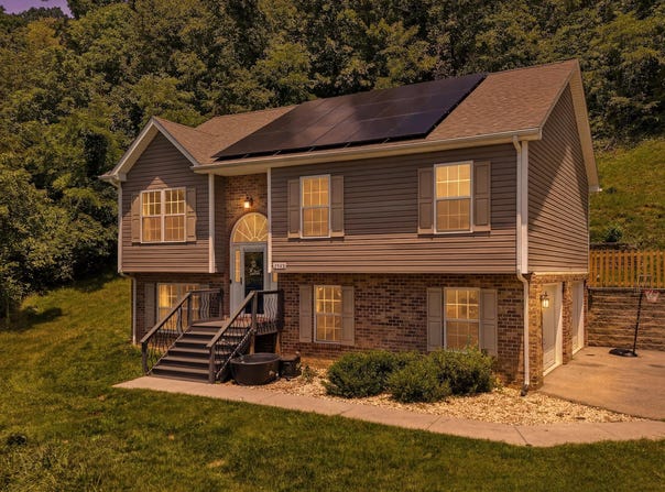 4452 Toddsbury Dr, Vinton, VA 24179
