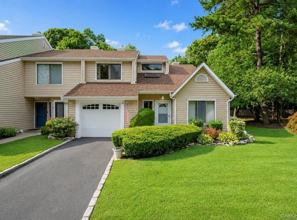 12 Hidden Pines Way, Bohemia, NY 11716