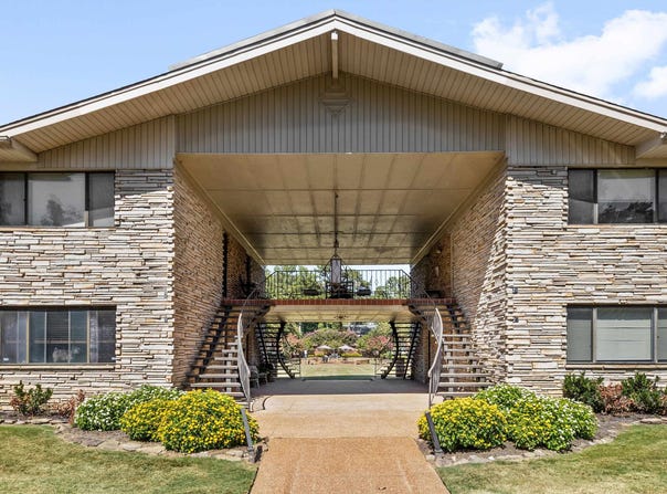 4400 POPLAR Ave, Memphis, TN 38117
