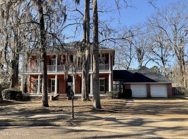 6 Moss Forest Place, Jackson, MS 39211