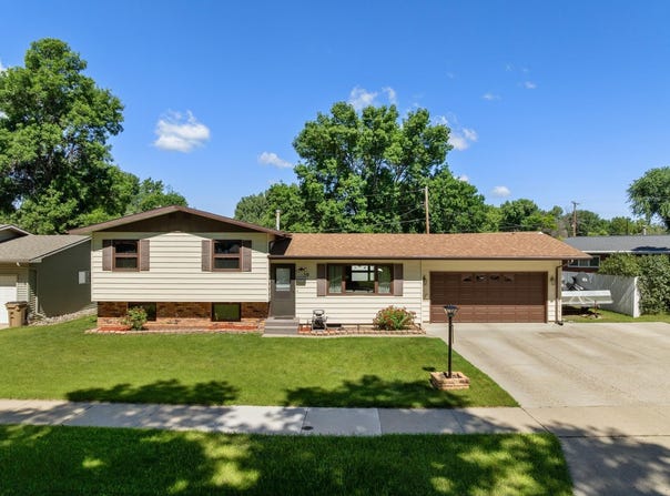 10 22nd St SW, Minot, ND 58701