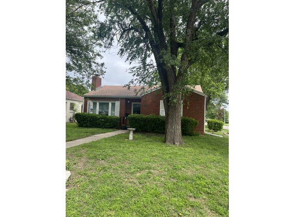 130 S Larson Ave, Chanute, KS 66720