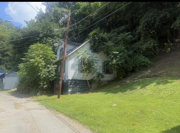 9 Helena Avenue, Matewan, WV 25678