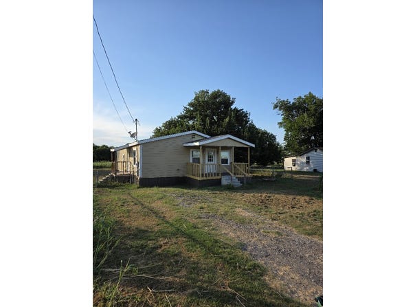 916 West Avenue B, Rosebud, TX 76570