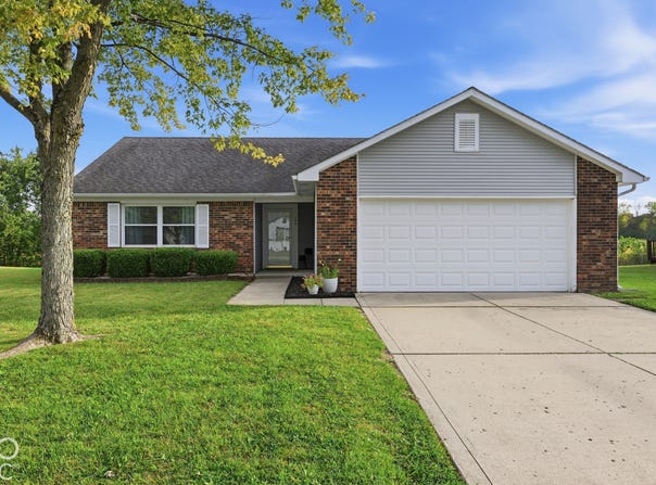 208 Fountain Lake Drive S, Shelbyville, IN 46176