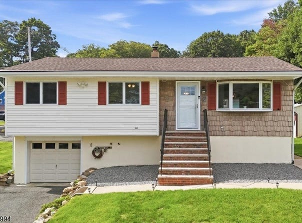 2 Crescent Rd, Hopatcong Boro, NJ 07843-1556