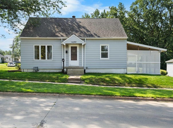 1420 E Mitchell Avenue, Waterloo, IA 50702