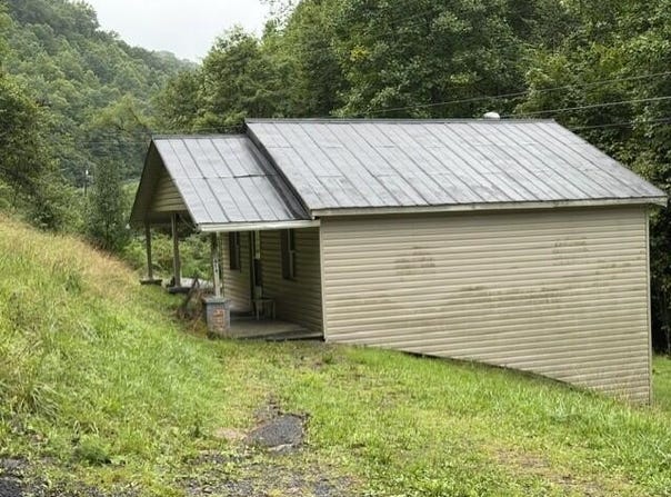 1454 Clifton Fork Rd, Raven, VA 24639