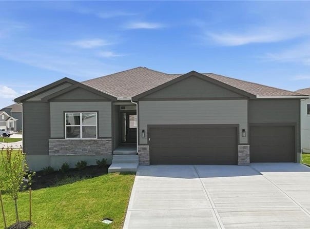 1921 SW Hightown Drive, Lee's Summit, MO 64082