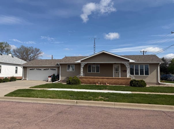 201 W Ash St., Parkston, SD 57366