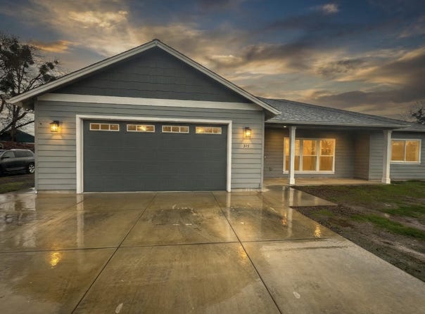 594 W Gregory Road, Central Point, OR 97502