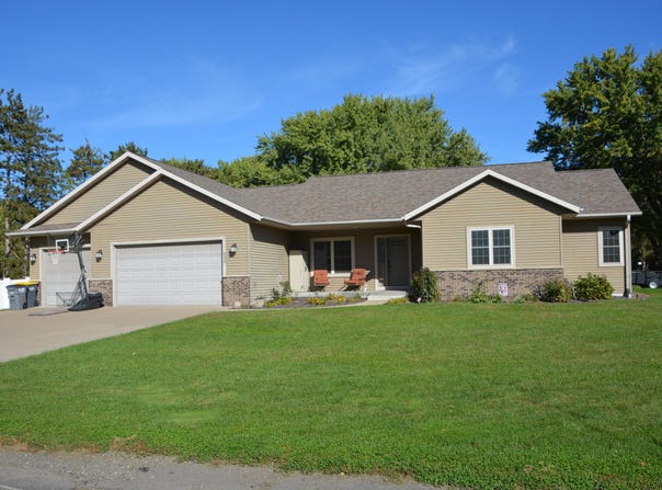 934 Amy Dr, Holmen, WI 54636