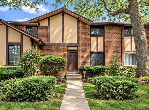18w178 Buckingham Lane, Villa Park, IL 60181