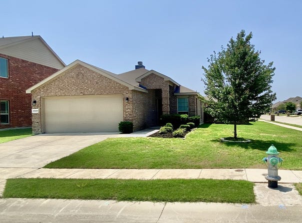 8800 Deadwood Lane, Aubrey, TX 76227