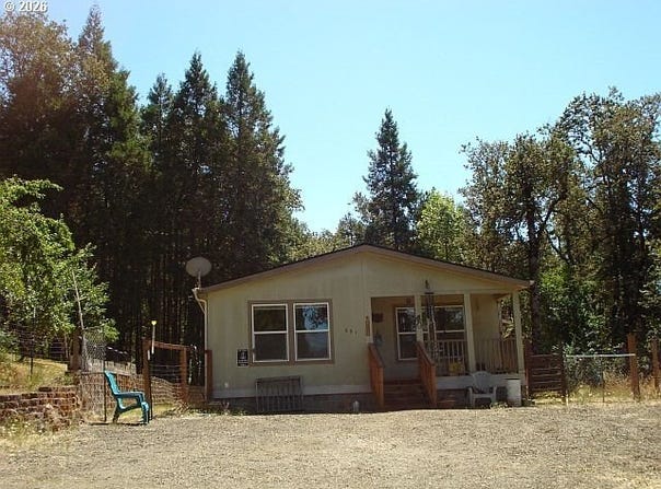 691 GRANDVIEW St, Glide, OR 97443