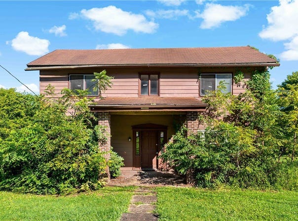 2443 Racetrack Rd, New Stanton, PA 15672