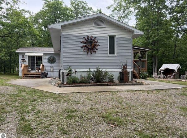 8696 E Hillview Trail, Reed City, MI 49677