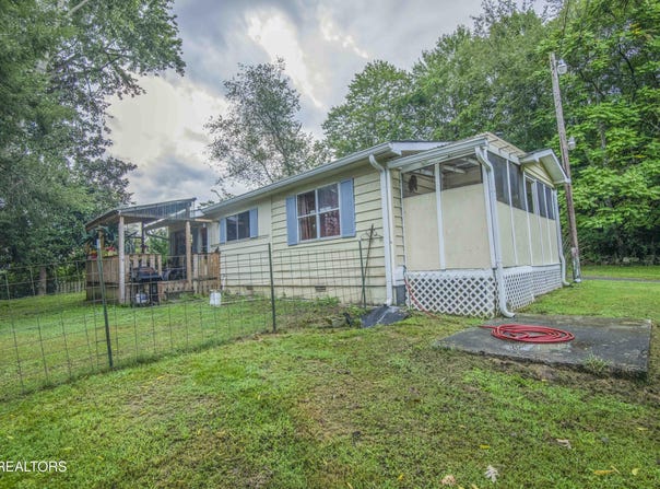 685 Foster Rd, Lenoir City, TN 37771
