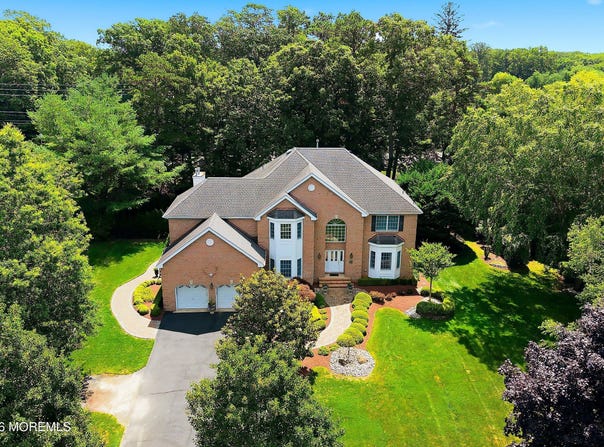 338 Valley View Circle, Freehold, NJ 07728
