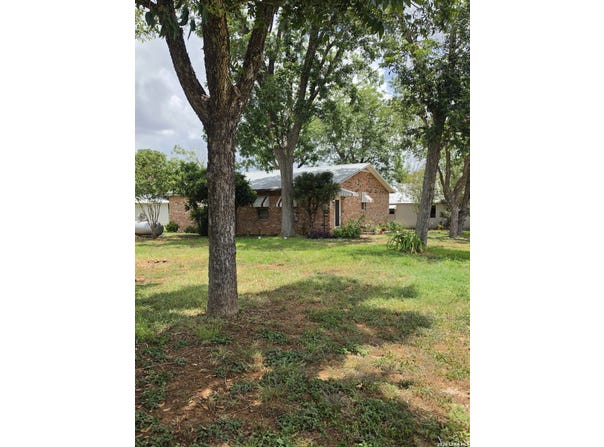 305 WALTOM AVE, Jourdanton, TX 78026