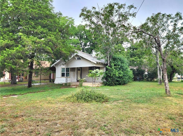 123 E Davis Street, Luling, TX 78648