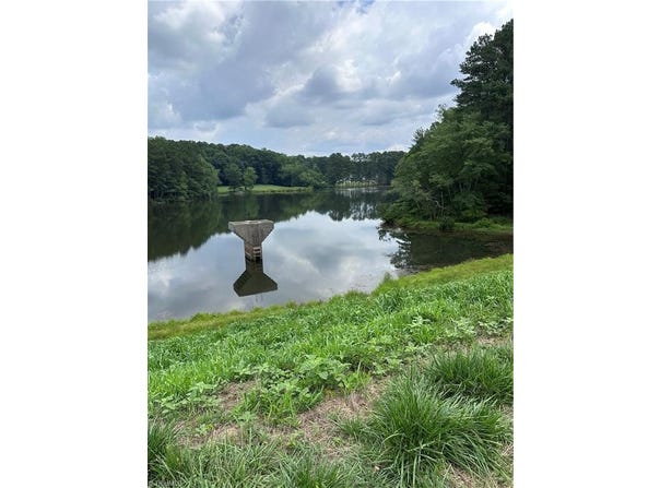 1000 Kingsway Drive, King, NC 27021