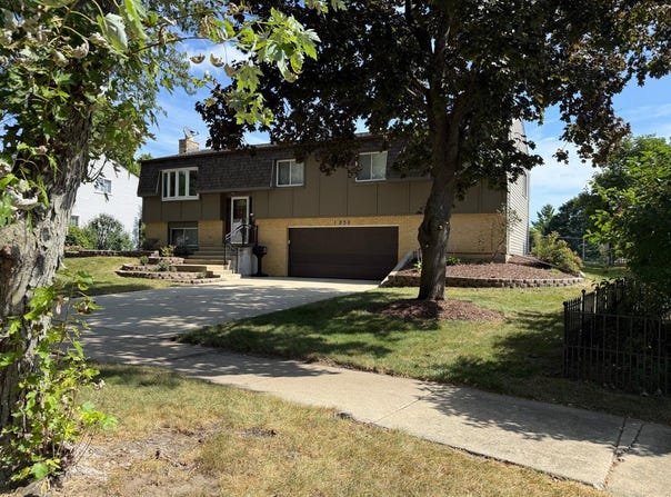 1230 Durham Drive, Wheaton, IL 60189