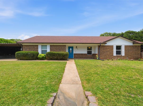 308 Oakwood Lane, Hewitt, TX 76643