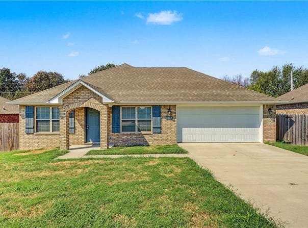 813 Saddlebrook Street, Gentry, AR 72734