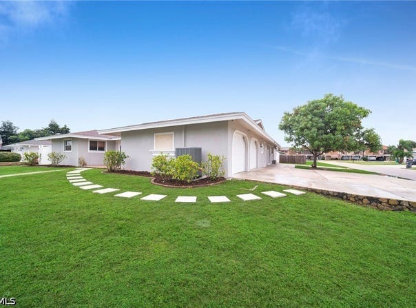 3702 SE 12th Place, Cape Coral, FL 33904