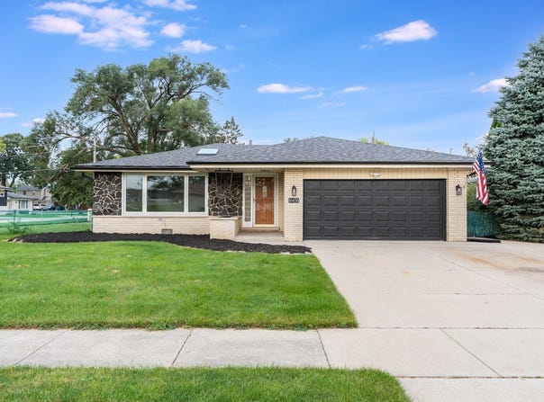 10458 S 81st Avenue, Palos Hills, IL 60465