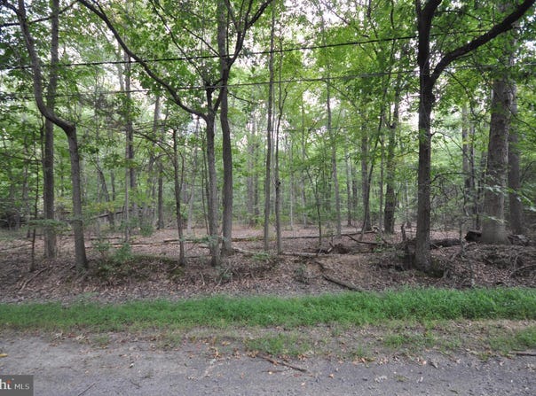 FINNEGANS LN AVE B, KENDALL PARK, NJ 08824