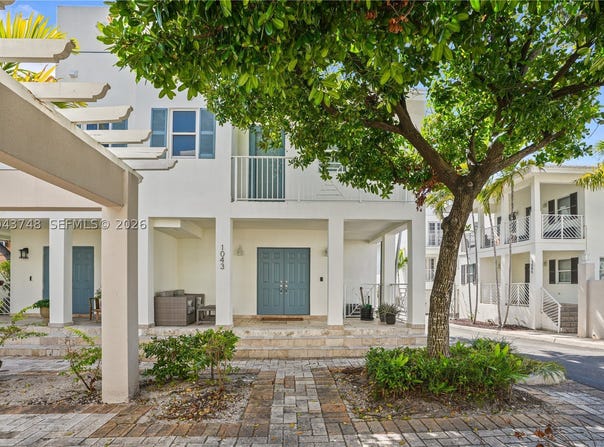 1043 SW 9th Ct, Miami, FL 33130