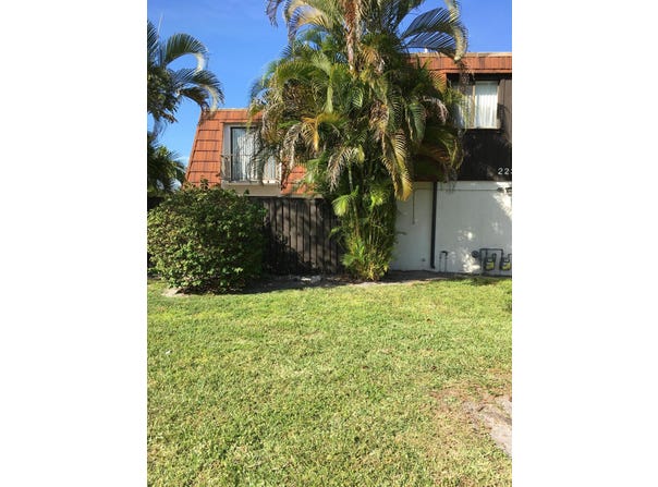 2233 White Pine Circle, Greenacres, FL 33415