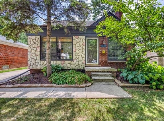 21156 Manchester Boulevard, Harper Woods, MI 48225