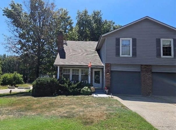 201 W Foxwood Drive, Raymore, MO 64083