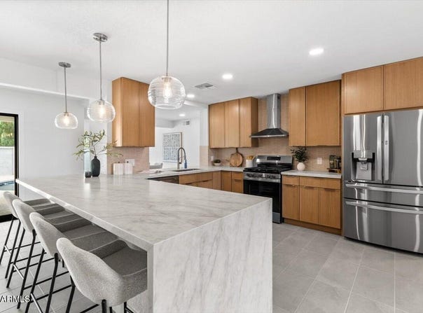 3926 E LAUREL Lane, Phoenix, AZ 85028
