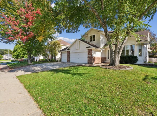 12222 Sunset Terrace, Clive, IA 50325