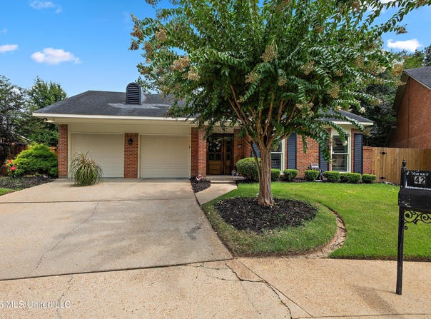 42 Robinwood Place, Jackson, MS 39211
