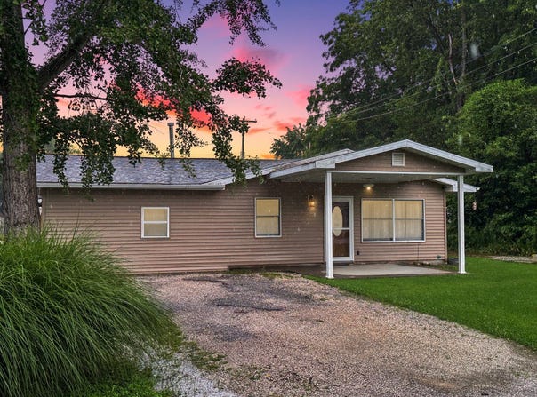 112 S 8th Street SE, Clay City, IL 62824