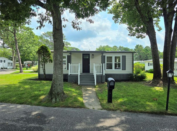 525 Riverleigh Avenue, Riverhead, NY 11901