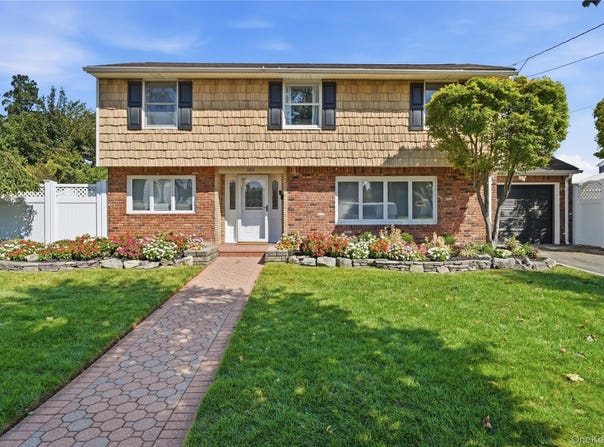 195 N Utica Avenue, Massapequa, NY 11758