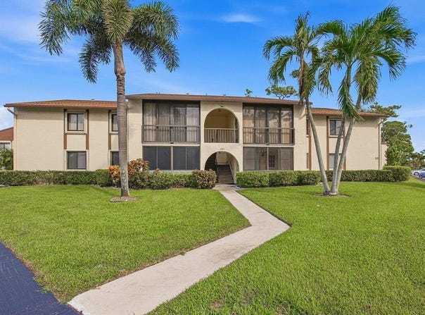 331 KNOTTY PINE Circle, Greenacres, FL 33463