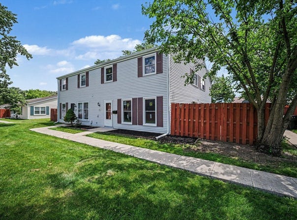1801 Jamestown Circle, Hoffman Estates, IL 60169